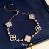 Pulsera de cordón con flor de circonita y nácar estilo francés, que irradia una vibra fresca y elegante, un accesorio de nicho y sofisticado, versátil para cualquier atuendo, diseñado para mujeres