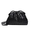 2025 Nova Bolsa Clutch Tecida Fashionable Estilo Coreano Nuvem Couro Macio Bolsa Dumpling Versátil Ombro Transversal Bolsa Feminina