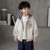 Jaqueta com Capuz de Outono para Meninos 2026 Novo Modelo Jaqueta Tricô Casual de Primavera e Outono para Crianças Tendência de Roupa de Outono Estilosa para Meninos