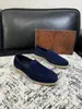 Mocassins masculinos de camurça perfurada, estilo transfronteiriço SR, com detalhes em costura cruzada dourada, sola reta, design casual
