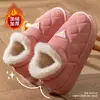 Chinelos de algodão masculinos, inverno, com calcanhar fechado, impermeáveis, adequados para uso externo, novo modelo 2026, uso doméstico, com sola grossa, quentes, sapatos de algodão com forro de pelúcia para homens