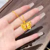 Pingente Flor Borboleta Exquisito da Cidade Proibida em Latão Banhado a Ouro com Diamantes, Colar Borboleta Pequena de Camada Dupla Vazada para Mulheres, Joia de Clavícula Moderna e Elegante