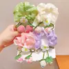 Goma para el pelo con colgante de flor de fresa estilo coreano, un accesorio para el cabello alegre y dulce para que los niños recojan su cabello en un moño