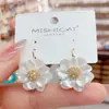 Pendientes de Gancho con Flor de Camelia Tridimensionales Simples y Elegantes, Lujo Ligero, Diseño Suave y Único, Pendientes Versátiles y Simples para el Viaje Diario de Mujer