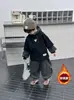 Conjunto de invierno para niño: un conjunto de dos piezas elegante y moderno con estampado de cuadros y forro polar, diseñado para niños y jóvenes