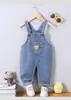 Directo de fábrica: peto de mezclilla para niñas con tema de osos, pantalón largo de corte holgado para primavera y otoño. En stock, disponible para venta al por mayor como artículo individual para ropa infantil transfronteriza