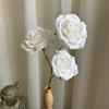 [Material de flor blanca] Arreglo floral de hortensia, rosa, flor de pasto escarchado con decoración de material de hoja de niebla de techo de pasto, flor de simulación para boda