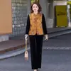 Nuevo conjunto de chaleco de otoño estilo chino para madres, elegante y con clase, conjunto de tres piezas de terciopelo dorado para mujeres de mediana edad y mayores