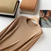 Hermosa camiseta básica de manga larga de color liso con cuello redondo, corte ajustado y elegante, para principios de otoño, con mezcla de lana