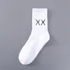 Nuevos calcetines de moda simples en blanco y negro para mujer, calcetines de algodón para primavera y otoño, calcetines con graffiti de dibujos animados japoneses, calcetines apilables