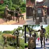 Figura Personalizada de Bronce Fundido Sentada en un Taburete Escultura para Uso en Plazas Exteriores, Presentando a una Persona Calculando con un Ábaco y Tostando Té, Adecuada para Calles Comerciales, Adorno de Estatua de Bronce para Escenas Pequeñas