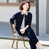 Elegante y moderno traje de mezclilla estilo mamá para mujer, nueva colección otoño 2026, elegante conjunto de dos piezas para mujeres de mediana edad y mayores