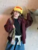 Nueva camisa elegante y genial de manga larga para niños primavera/otoño 2026 chaqueta holgada estampada a cuadros versión coreana camisa con letras