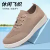 Sapatos de tricô fly de comércio exterior, novos sapatos casuais de verão, tênis de malha respirável com sola macia, sapatos slip-on da moda para mães