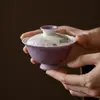 Juego de té de cerámica con decoración bajo vidriado, motivos de mariposa y flor pintados a mano, taza de té pequeña con tapa en nuevo estilo chino para té kung fu