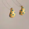 Pendientes Pequeños de Gota Amarilla de Leche Fresca con Puntos de Ola 2025 Nuevos Pendientes Explosivos para Mujer Lujo Ligero Retro Pendientes de Gama Alta