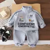 Conjunto de Roupa de Primavera para Meninos, Novo Estilo Primavera e Outono para Bebês e Crianças, Conjunto Esportivo Elegante Estilo Motociclista de Manga Longa Duas Peças para Bebês Meninos, Disponível para Dropshipping