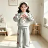 Conjunto de sudadera y pantalones versátil y elegante con estampado de dibujos animados para niñas, de comercio exterior, para primavera y otoño, nuevo conjunto de dos piezas estilo coreano para niños pequeños