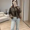 Elegante chaqueta corta de gamuza bordada estilo retro en verde y marrón, una chaqueta corta suave y elegante para otoño