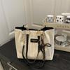 2025 Novas Bolsas Femininas de Palha com Zíper e Costura de Letras, Bolsa de Ombro Balde, Férias no Mar, Verão, Tecido