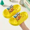 Lindas chanclas de baño de dibujos animados para verano, antideslizantes, huecas, de drenaje de agua, sin olor, para niños y niñas, uso en interiores
