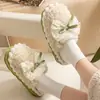 Chinelos de Algodão com Laço para Mulheres Inverno Quente Antiderrapante Interno Casa 2025 Novos Chinelos Peludos de Solado Grosso Inverno
