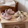 Tênis de treino infantil alemão 2026 primavera e outono novo versão coreana para meninas morango pequeno cogumelo tênis esportivo casual tênis de corrida moderno