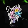 Novo broche de borboleta colorida com incrustação de diamante de cobre, corsage de luxo leve e elegante, pino de temperamento moderno e requintado, acessório feminino