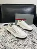 Zapatillas de suela gruesa para hombre de tejido de nailon y piel genuina PRA transfronterizas totalmente blancas con logo de triángulo y suela marrón oscuro, zapatillas deportivas casuales