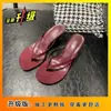 Calzado de verano para mujer para exteriores Chanclas francesas de cuero suave tacones altos 2026 nuevos lanzamientos sandalias de tira fina con tira para el dedo del pie para mujer