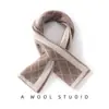 100% Lana Amigable con la Piel Otoño e Invierno 2025 Nuevo Perforado Trenzado Combinación de Colores Moda Tejido Bufanda Cálida para Mujer En Stock