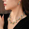 Aretes y Collar de Plata con Incrustaciones de Diamante y Turquesa Cadena para Clavícula Versátil de Moda Retro Lujo Ligero Nicho Conjunto de Alta Gama para Mujeres