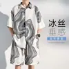 Verão Tamanho Grande Fresco e Caimento Fluido Seda Gelo Camiseta de Manga Curta e Bermuda Três Quartos Conjunto de Duas Peças para Homens, Conjunto Moderno e Bonito