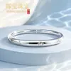Pulsera abierta de trébol de cuatro hojas plateada para mujer, simple y lisa, pulsera versátil, joyería de lujo moderna y elegante, venta al por mayor desde el fabricante