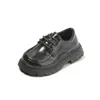 Sapatos de couro para meninas 2026 novo modelo primavera e outono, sapatos de performance pretos para meninos pequenos, sapatos de performance para meninas com solas macias