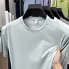Camiseta de manga corta de seda helada para hombre para el verano con diseño de bloques de color de alta gama, cómoda y versátil para hombres jóvenes y de mediana edad