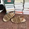 Sandálias rasteirinhas femininas com tira de fivela, estilo coreano, macias e fofas, sandálias versáteis, novos sapatos peludos 2026 para uso externo, outono e inverno