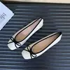 Novos Sapatos Rasos de Primavera e Outono com Imagens Reais do Produto: Sapatilhas Quadradas para Mulheres com Solas Macias e Laço, na Cor Vinho