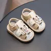 Zapatos de Caminar para Bebé Jingqi Verano 2026 Nuevas Sandalias de Suela Suave para Bebé Niña Dibujos Animados Transpirables Antideslizantes Zapatos Chirriantes
