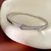 Pulsera con cierre de pinza en forma de U chapada en oro real de 18 quilates con incrustaciones de circonita, accesorio de mano exquisito y único, joyería de nicho de lujo ligero al por mayor