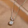 Colar Cubo Pequeno de Moissanita Prata de Lei S925 Imitação Pingente Estilo Luxo Leve para Mulheres com Toque de Alto Padrão, Corrente para Clavícula, Presente Popular