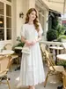 Vestido Nanyou estilo francês delicado com bordado vazado 2026 verão gola redonda cintura marcada com renda emagrecedor vestido longo de férias