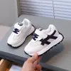 Novos tênis de malha respirável para primavera e outono para meninos, tênis casuais de sola macia antiderrapantes para corrida para meninas