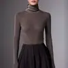 Suéter de lana de hilo Yangzi finamente hilado para mujer, suéter delgado de cuello alto ajustado para otoño e invierno en color café, top de punto de alta gama como capa base
