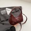 Bolsa Pequena com Textura Retrô para Mulheres 2025 Outono Nova Bolsa de Ombro Único de Axila Moda e Estilosa para o Dia a Dia Bolsa Transversal Pequena Quadrada