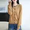 Cardigã de tricô bege com gola redonda para mulheres, uma peça de outer wear leve e de caimento solto para primavera e outono, apresentando um design simples e elegante com mangas compridas e uma textura refinada semelhante à lã