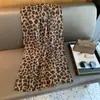 Lenço de Moda Europeu e Americano com Estampa de Leopardo Estilo Old Money Sensação de Luxo Xale para Roupa Externa Lenço Longo de Seda Feminino Xale Grande para Roupa Externa