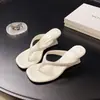 Sandálias de dedo estilo francês com salto plataforma, projetadas para mulheres usarem ao ar livre, nova coleção de verão 2025, modernas, simples e elegantes, com salto alto e design de dedo