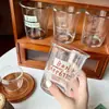 Copo com Tampa Flip-Top Estilo Ins com Sensação de Luxo Leve e de Alta Qualidade, Copo de Água de Vidro com Letras, Copo para Café com Leite, Copo de Presente Promocional para Mulheres