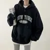 Sudadera con capucha gruesa y forro polar con estampado de letras chic coreano para mujer, top informal holgado de punto para otoño e invierno 2026